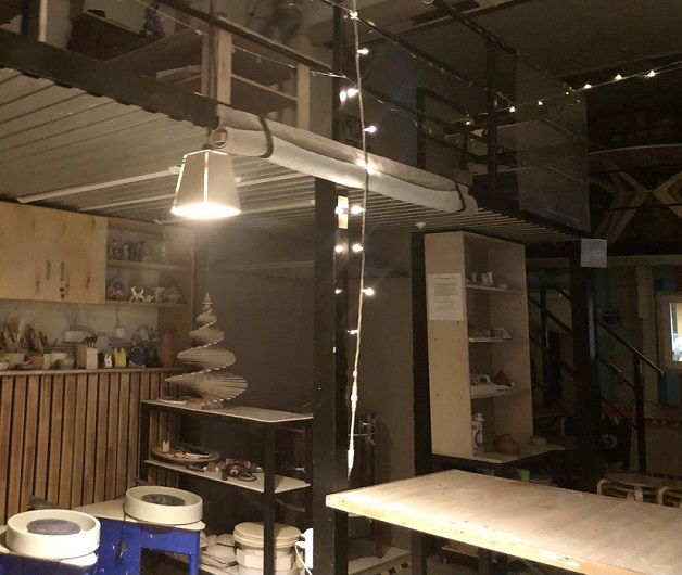 Гончарная мастерская: широкие столы и много стеллажей